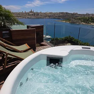 Appartamento Unique Seafront Triplex Penthouse With Panoramic Bedroom & Rooftop Jacuzzi Overlooking Valletta